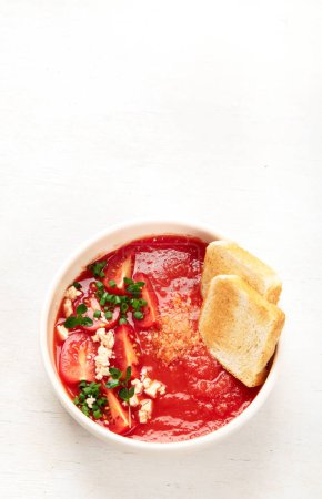 Téléchargez les photos : Soupe de tomates sur table blanche, vue sur le dessus. espace de copie - en image libre de droit