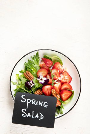 Foto de Ensalada vegetal de primavera. Sabrosa comida saludable. vista superior, espacio de copia - Imagen libre de derechos