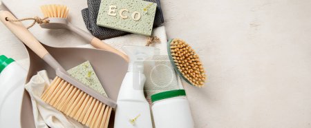 Téléchargez les photos : Brosses écologiques et produits de nettoyage sur fond clair. Concept Eco Cleaner. Vue du dessus, espace de copie. Panorama, bannière - en image libre de droit