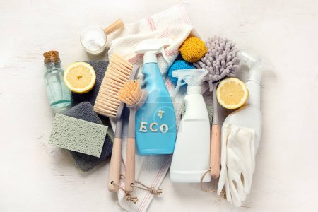Téléchargez les photos : Brosses écologiques et produits de nettoyage sur fond clair. Concept Eco Cleaner. Vue du dessus, espace de copie - en image libre de droit