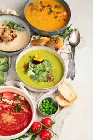 Téléchargez les photos : Variété de soupes à la crème de légumes dans de petites casseroles. Vue de dessus. Concept d'une alimentation saine ou végétarienne. - en image libre de droit