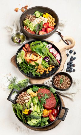 Téléchargez les photos : Salades végétariennes et végétaliennes saines et bols Bouddha avec vitamines, antioxydants, protéines sur fond clair. Vue du dessus, espace de copie - en image libre de droit