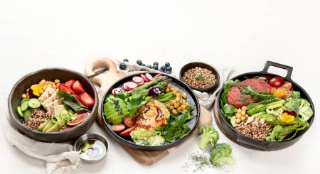 Téléchargez les photos : Salades végétariennes et végétaliennes saines et bols Bouddha avec vitamines, antioxydants, protéines sur fond clair. Vue de dessus, panorama, bannière - en image libre de droit