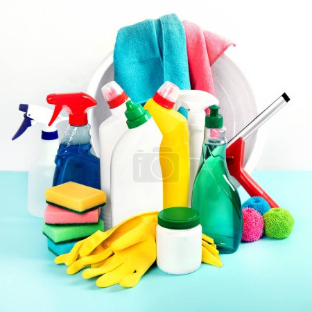 Foto de Productos de limpieza. Botellas, guantes de goma y esponja limpiadora. Recogida de artículos de limpieza. Concepto de trabajo doméstico - Imagen libre de derechos