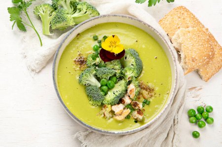 Téléchargez les photos : Soupe verte. Soupe à la crème de brocoli. Plat végétalien sain. Vue du dessus, espace de copie - en image libre de droit