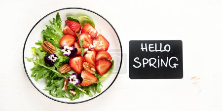 Téléchargez les photos : Salade de légumes de printemps. Savoureux aliments sains. vue du dessus, espace de copie - en image libre de droit