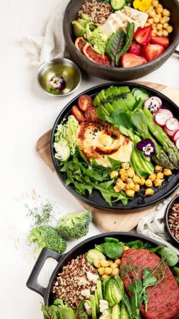 Téléchargez les photos : Salades végétariennes et végétaliennes saines et bols Bouddha avec vitamines, antioxydants, protéines sur fond clair. Vue du dessus, espace de copie - en image libre de droit