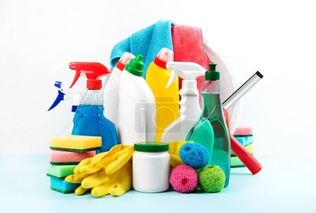 Foto de Productos de limpieza. Botellas, guantes de goma y esponja limpiadora. Recogida de artículos de limpieza. Concepto de trabajo doméstico - Imagen libre de derechos