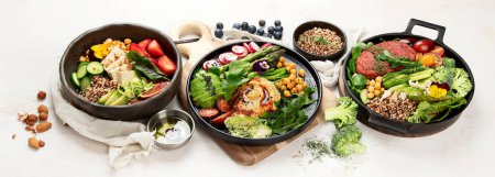 Téléchargez les photos : Salades végétariennes et végétaliennes saines et bols Bouddha avec vitamines, antioxydants, protéines sur fond clair. Panorama, bannière - en image libre de droit