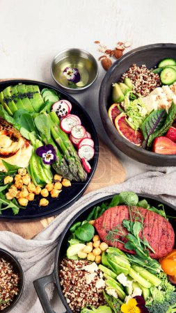 Foto de Ensaladas vegetarianas y veganas saludables y Buddha Bowls con vitaminas, antioxidantes, proteínas sobre un fondo claro. Vista superior, espacio de copia - Imagen libre de derechos