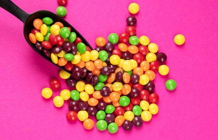 Foto de Diferentes caramelos redondos de colores. Vista superior - Imagen libre de derechos