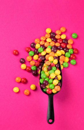 Téléchargez les photos : Bonbons ronds de différentes couleurs. Vue du dessus - en image libre de droit
