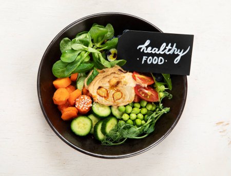 Téléchargez les photos : Plat végétalien, alimentation saine sur fond blanc. Vue du dessus, espace de copie - en image libre de droit