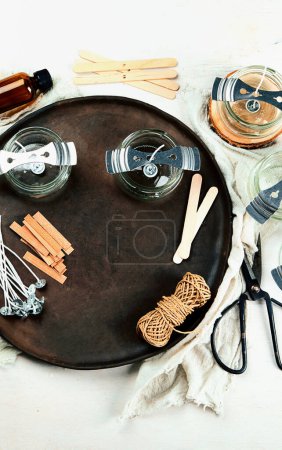 Foto de Conjunto de velas de cera de soja ecológica natural casera, mujer haciendo vela de aroma decorativo en la mesa - Imagen libre de derechos