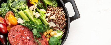 Téléchargez les photos : Healthy vegetarian and vegan dish with vitamins, antioxidants, protein on light background. - en image libre de droit