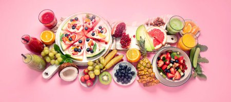 Téléchargez les photos : Fruits d'été assortis sur fond rose. Concept de nourriture crue fraîche. Espace de copie - en image libre de droit