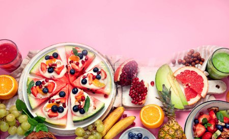 Téléchargez les photos : Fruits d'été assortis sur fond rose. Concept de nourriture crue fraîche. Espace de copie, panorama, bannière - en image libre de droit