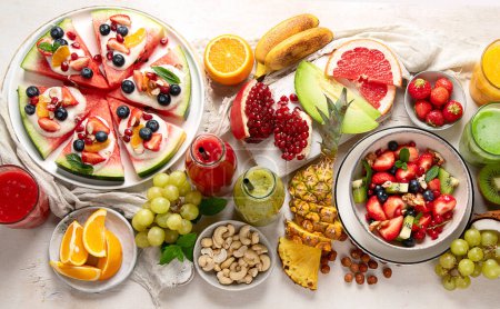 Téléchargez les photos : Fruits d'été assortis sur fond blanc. Concept de nourriture crue fraîche. - en image libre de droit