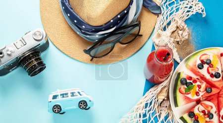 Foto de Banner de viaje de verano, cama plana con gafas de sol, coche, cámara vintage sobre fondo azul. Viaje en coche. Vista superior - Imagen libre de derechos