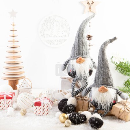 Téléchargez les photos : Composition de Noël avec gnomes et décorations festives sur fond blanc. Carte de voeux de Noël ou Nouvel An. - en image libre de droit