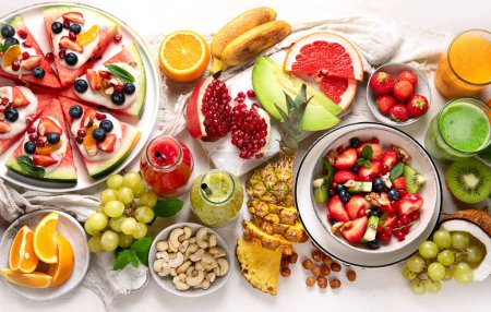 Téléchargez les photos : Fruits d'été assortis sur fond blanc. Concept de nourriture crue fraîche. Espace de copie - en image libre de droit