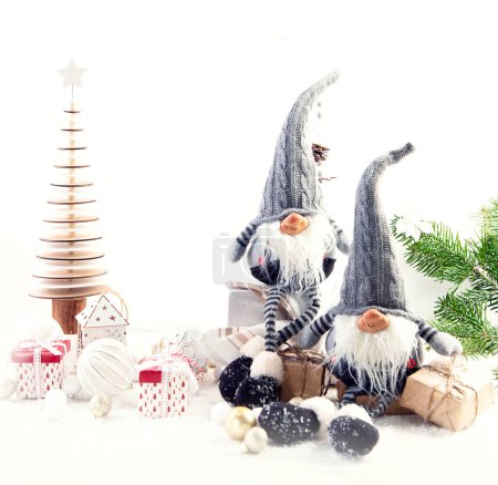 Téléchargez les photos : Composition de Noël avec gnomes et décorations festives sur fond blanc. Carte de voeux de Noël ou Nouvel An. Panorama. - en image libre de droit