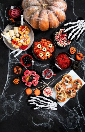 Foto de Dulces de Halloween para la fiesta de Halloween sobre fondo negro. vista superior, espacio de copia - Imagen libre de derechos