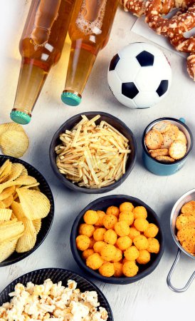 Téléchargez les photos : Boissons de bière, snacks et ballon sur la table. Vue du dessus, espace de copie - en image libre de droit