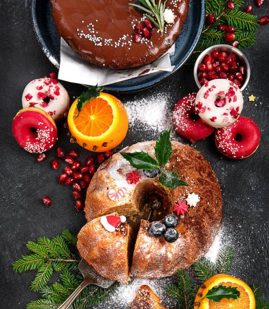 Téléchargez les photos : Table de dessert de Noël avec des bonbons et des décorations de vacances. Vue du dessus - en image libre de droit