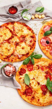 Foto de Diferentes tipos de pizza italiana sobre fondo claro. vista superior, espacio de copia - Imagen libre de derechos