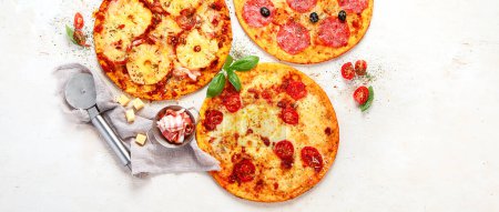 Téléchargez les photos : Différents types de pizza italienne sur fond clair. vue du dessus, espace de copie, panorama, bannière - en image libre de droit