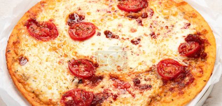 Foto de Pizza Margherita sobre fondo blanco, vista superior. Pizza Margarita con Tomates y Queso Mozzarella. Vista superior. - Imagen libre de derechos