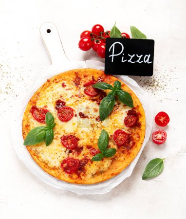 Foto de Pizza Margherita sobre fondo blanco, vista superior. Pizza Margarita con Tomates y Queso Mozzarella. Vista superior. Copiar espacio. - Imagen libre de derechos