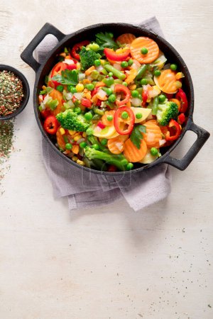 Foto de Cocina de alimentos saludables.Verduras coloridas sobre fondo claro. Vista superior, espacio de copia. - Imagen libre de derechos