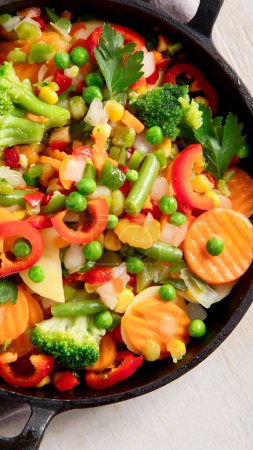 Téléchargez les photos : Cuisine saine alimentaire.Légumes colorés sur fond clair. Vue du dessus, espace de copie. - en image libre de droit