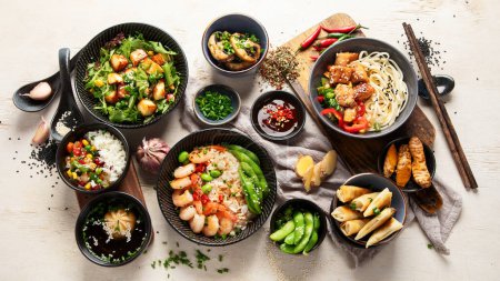Foto de Surtido de platos asiáticos tradicionales. Concepto de comida asiática. Vista superior. - Imagen libre de derechos