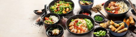 Téléchargez les photos : Assortiment de plats asiatiques traditionnels. Concept de nourriture asiatique. Vue de dessus. panorama avec espace de copie. - en image libre de droit