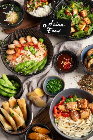 Foto de Surtido de platos asiáticos tradicionales. Concepto de comida asiática. Vista superior. - Imagen libre de derechos