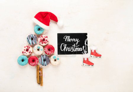 Foto de Árbol de Navidad hecho de rosquillas dulces. Vista superior, plano sobre fondo claro con espacio de copia - Imagen libre de derechos