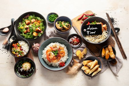 Téléchargez les photos : Assortiment de plats asiatiques traditionnels. Concept de nourriture asiatique. Vue du dessus. - en image libre de droit
