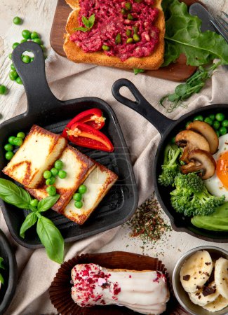 Téléchargez les photos : Nourriture végétalienne saine. Champignons, tofu, avocat et haricots edamame. Vue du dessus. - en image libre de droit