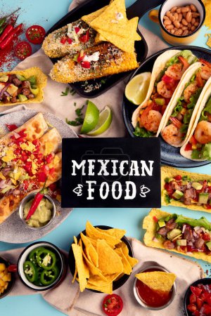 Téléchargez les photos : Cuisine mexicaine, de nombreux plats de la cuisine du Mexique sur un fond bleu. Vue du dessus. - en image libre de droit