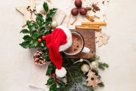 Foto de Cacao de Navidad en taza blanca con decoraciones navideñas sobre un fondo claro. Feliz tarjeta de felicitación de Navidad. Vista superior. - Imagen libre de derechos