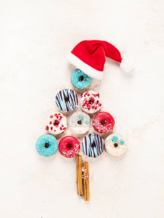 Foto de Árbol de Navidad hecho de rosquillas dulces. Vista superior, plano sobre fondo claro - Imagen libre de derechos