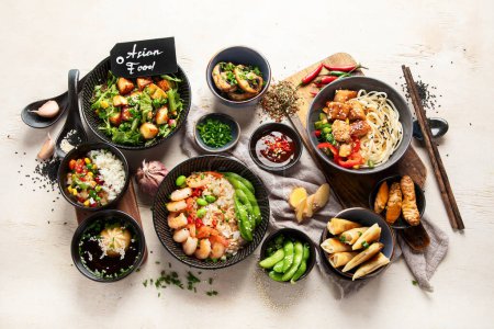 Téléchargez les photos : Assortiment de plats asiatiques traditionnels. Concept de nourriture asiatique. Vue du dessus. - en image libre de droit