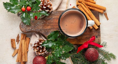 Téléchargez les photos : Cacao de Noël en tasse blanche avec décorations de Noël sur un fond clair. Joyeux voeux de Noël. Vue du dessus. - en image libre de droit