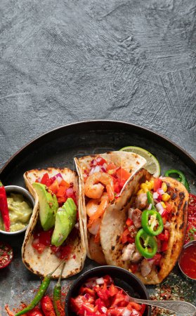 Téléchargez les photos : Tacos de rue mexicain plat de composition avec du citron vert, du poivre et de la sauce. Espace de copie. - en image libre de droit