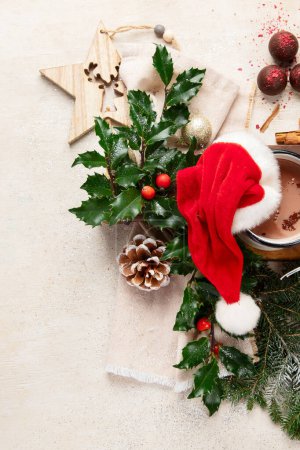 Foto de Cacao de Navidad en taza blanca con decoraciones navideñas sobre un fondo claro. Feliz tarjeta de felicitación de Navidad. Vista superior. Copiar espacio. - Imagen libre de derechos