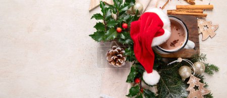 Foto de Cacao de Navidad en taza blanca con decoraciones navideñas sobre un fondo claro. Feliz tarjeta de felicitación de Navidad. Vista superior. Copiar espacio. - Imagen libre de derechos