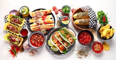 Foto de Platos tradicionales mexicanos Tacos con camarones, sopa de carne, tortillas de maíz, salsa de tomate sobre un fondo blanco. Vista superior. - Imagen libre de derechos